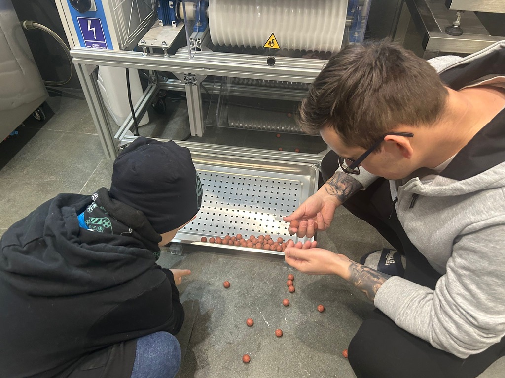 Produkcja kulek proteinowych Piksel Baits